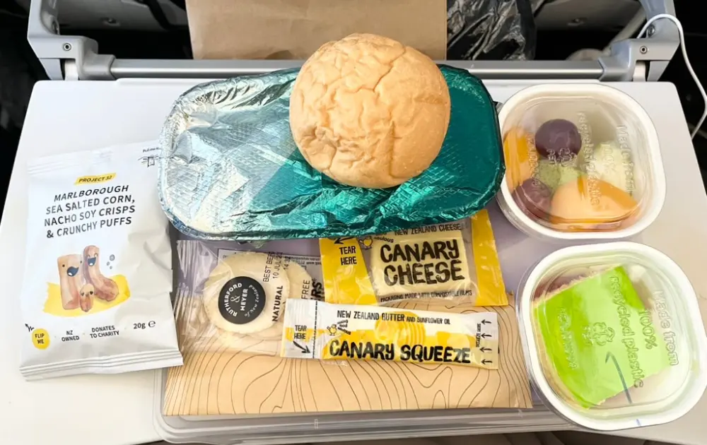 ニュージーランド航空エコノミー機内食ランチ昼食
