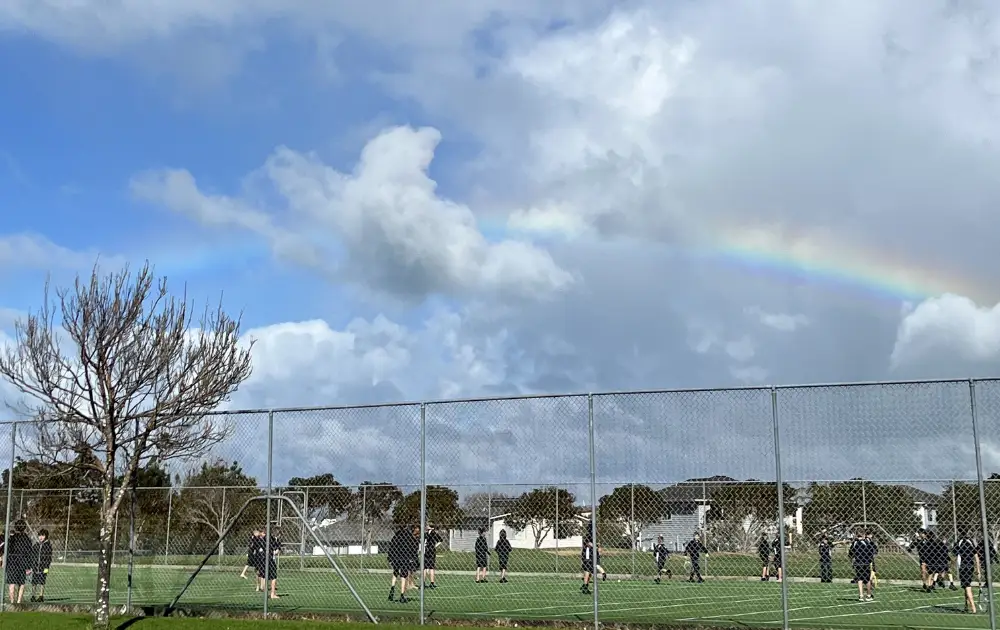 ニュージーランドの現地校の校庭に虹がかかった風景
